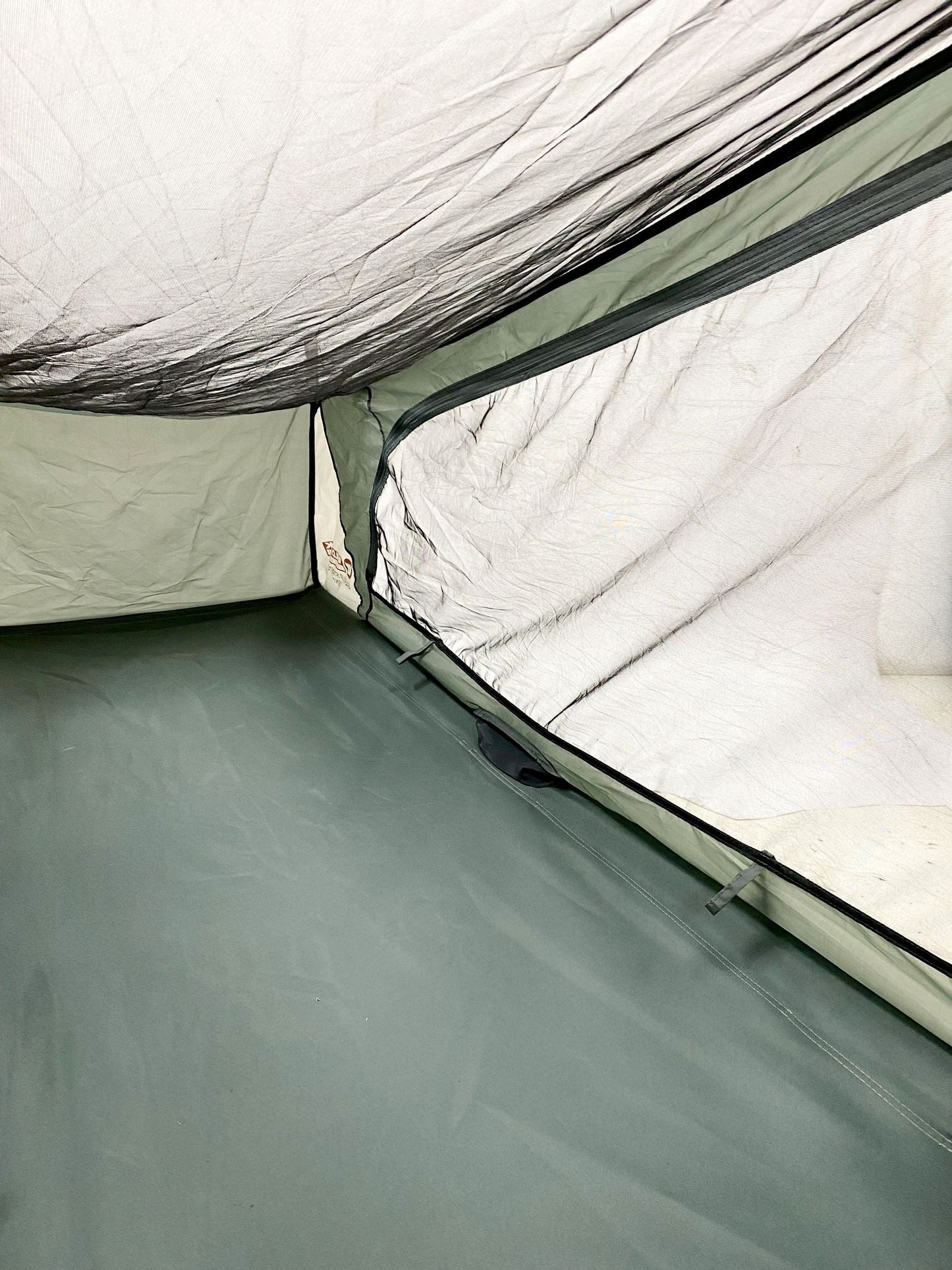 Wildtrak™ Easy Up Single Stretcher Tent, Powder Coated Steel Frame, Ultra-fine Mesh, Internal pockets, Ripstop Waterproof Fly, Heavy Duty Carry Bag with Handles (200x80x145cm)