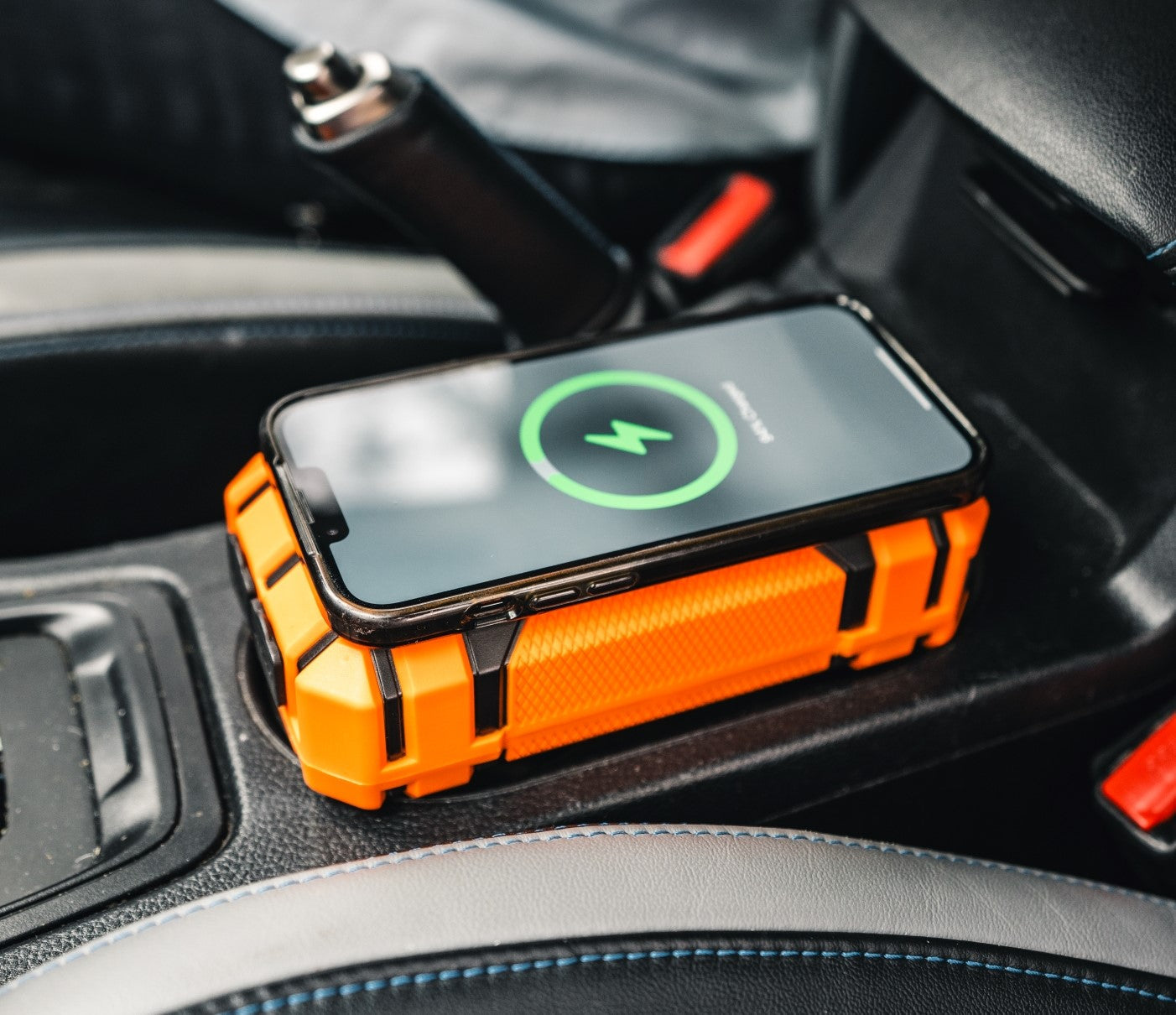 Wildtrak™ Heavy-Duty 2000A 16KMAH HP Lithium Car & 4WD Jump Starter Power Bank (Petrol & Diesel) with Case, USB C Port & Wireless Charging