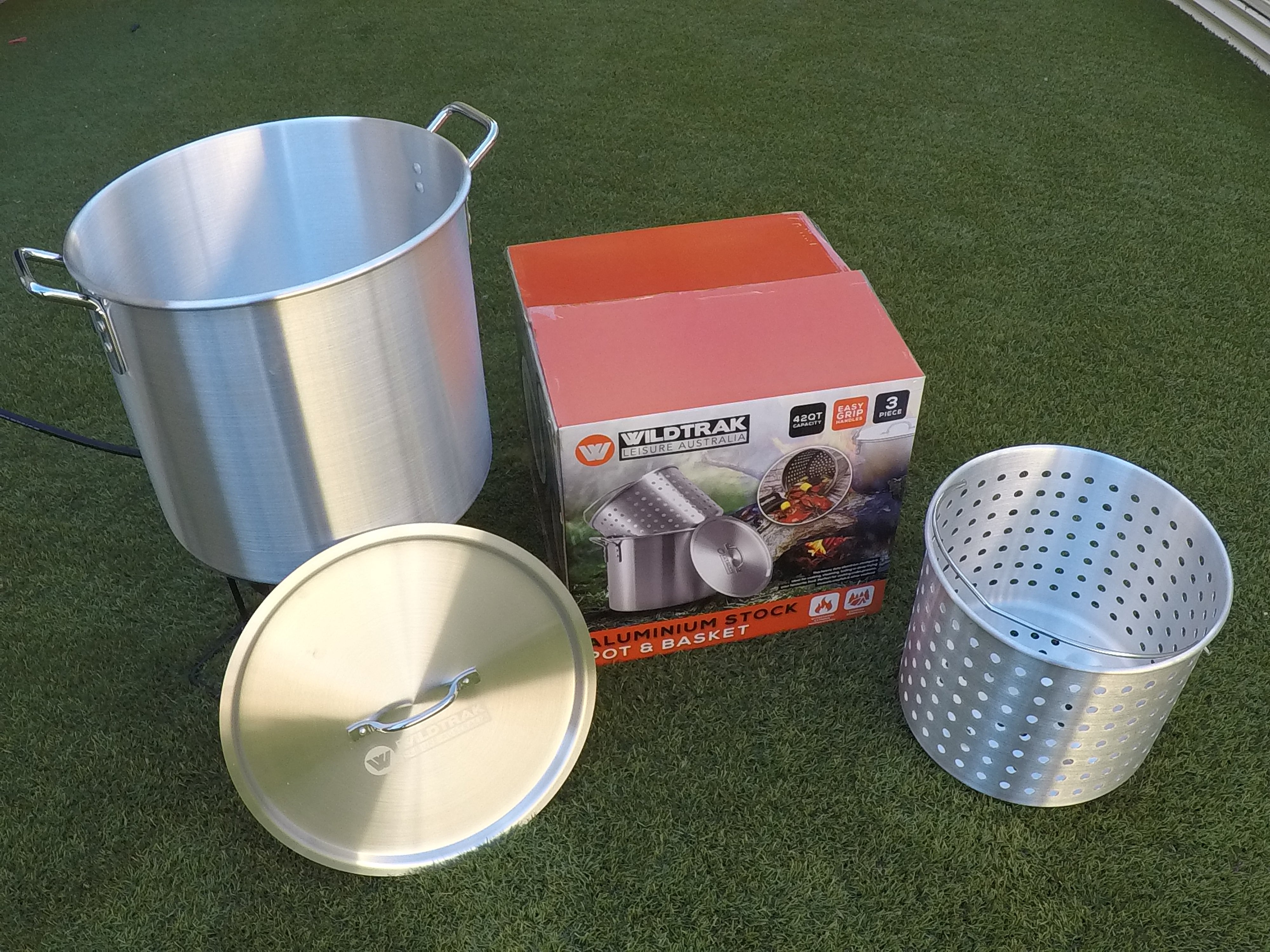 40L ALUMINIUM STOCKPOT WITH BASKET, HANDLES, LID AND STRAINER